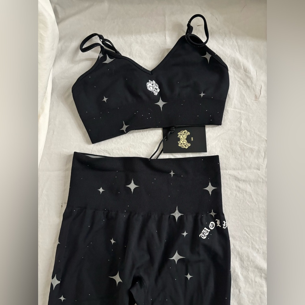 Limited edition Darc Sport workout set 🖤✨
Size: small 
Color: black with stars